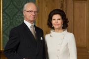 Carl_XVI_Gustaf_Drottning_Silvia_Kungl.Hovstaterna.Alexis_Daflos_liggende.jpg