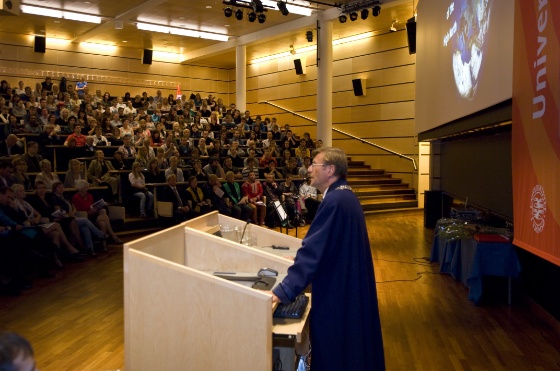 Aarbakke fullsatt auditorum på årsfesten 2010 (Bredde: 560px)