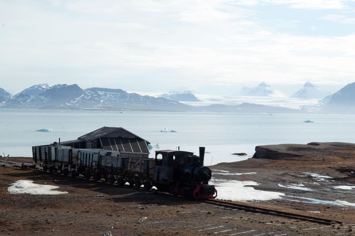 Det gamle toget som fortsatt står i Ny-Ålesund vitner om tida da det var gruvedrift her.