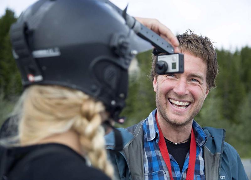 Audun Hetland sjekker at kameraet sitter som det skal p&aring; Maria Aasheim. Foto: Stig Br&oslash;ndbo