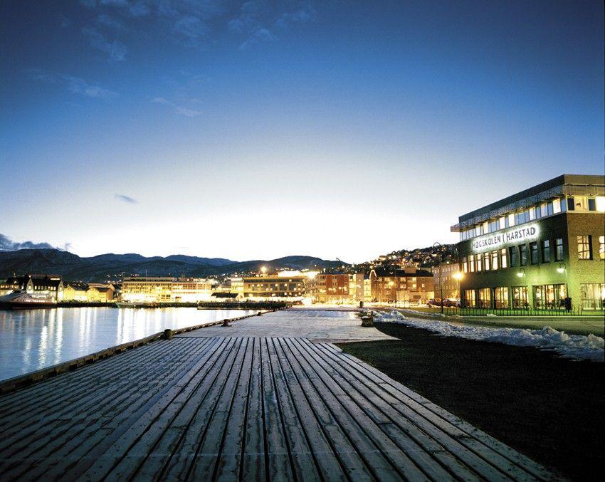 Evening motif of the facade of UiT in Harstad with the city of Harstad in the background.