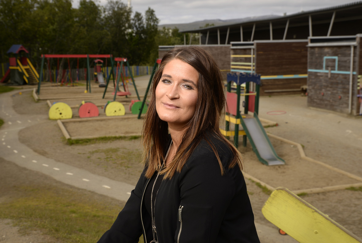 Karine Dahlø Iversen foran lekeplassen til barnehagen hun jobber ved