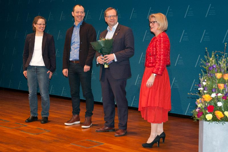 Rektor Anne Husebekk (t.h.) gratulerte Kenneth Ruud, Bjørn Olav Brandsdal og Kathrin Hopmann med et nytt SFF da det ble kjent i mars 2017.