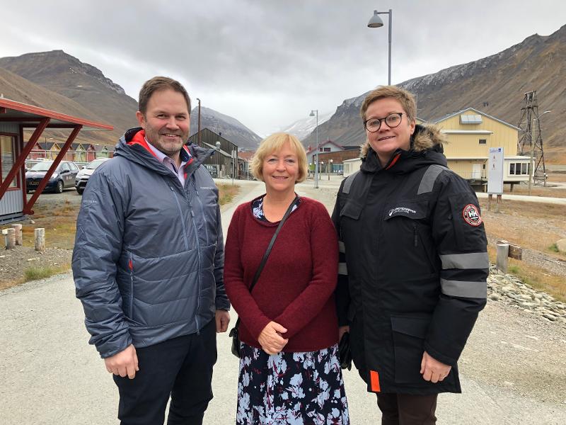 Lokalstyreleder Arild Olsen, dekan Sonni Olsen og administrasjonssjef Hege Walør Fagertun gleder seg over den nye avtalen mellom HSL-fakultetet ved UiT og Longyearbyen lokalstyre.