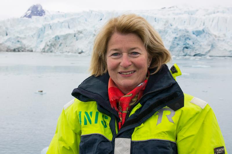 Anne Husebekk foran isbre.