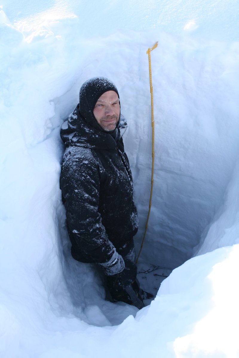 Nigel Yoccoz i snø på feltarbeid