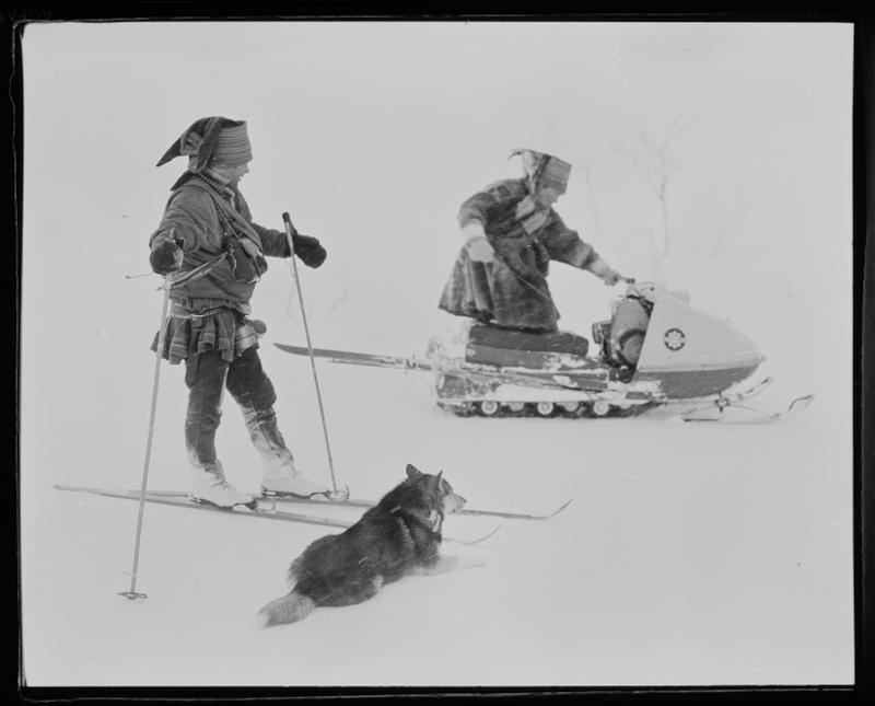 Samer på ski og snøscooter med hund på vidda