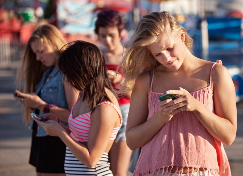 Ungdommer med mobiltelefon