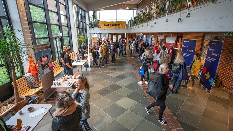Mennesker i korridor under Arbeidslivsdagen 2019 p&aring; UiT