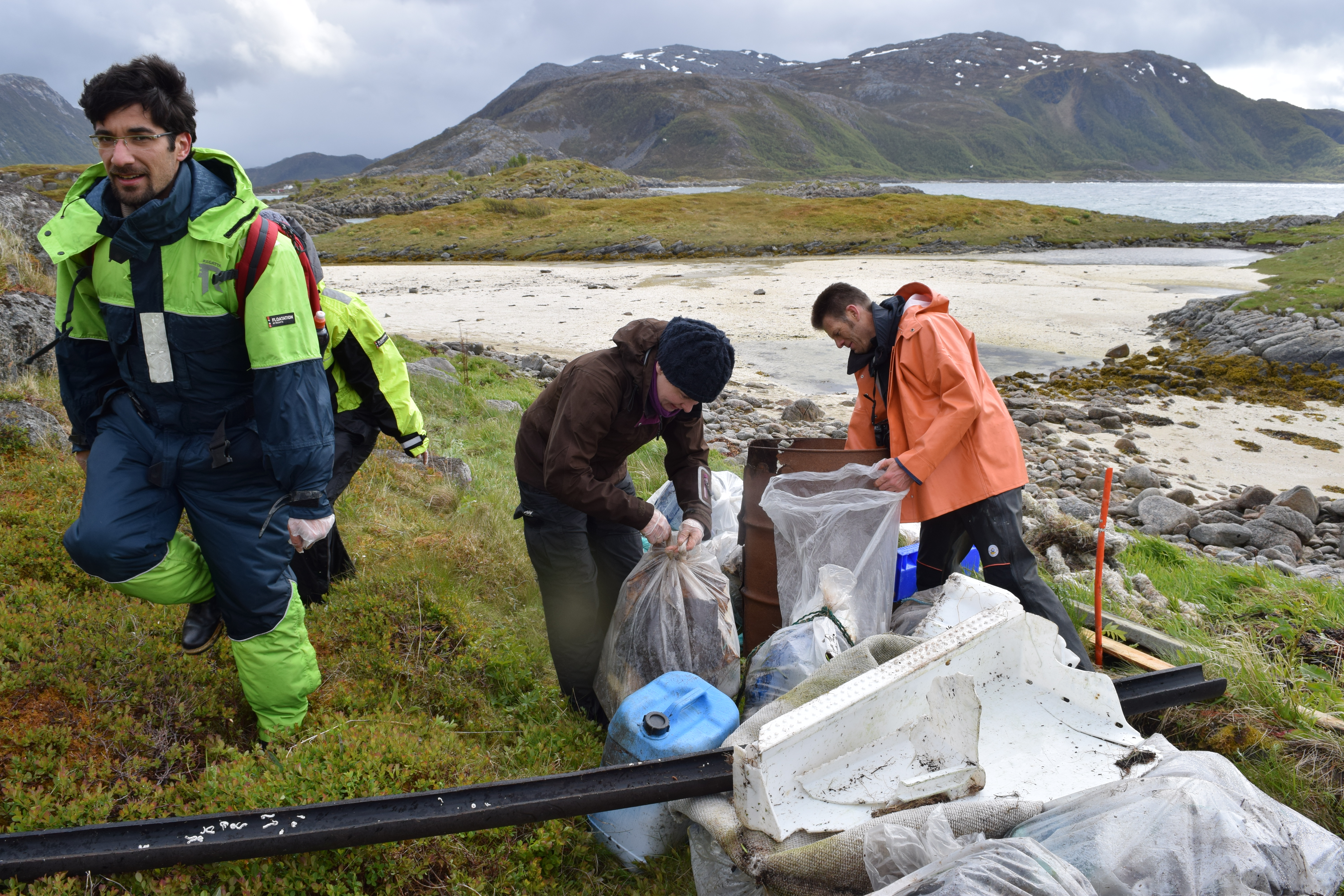 folk som plukker s&oslash;ppel i fj&aelig;ra