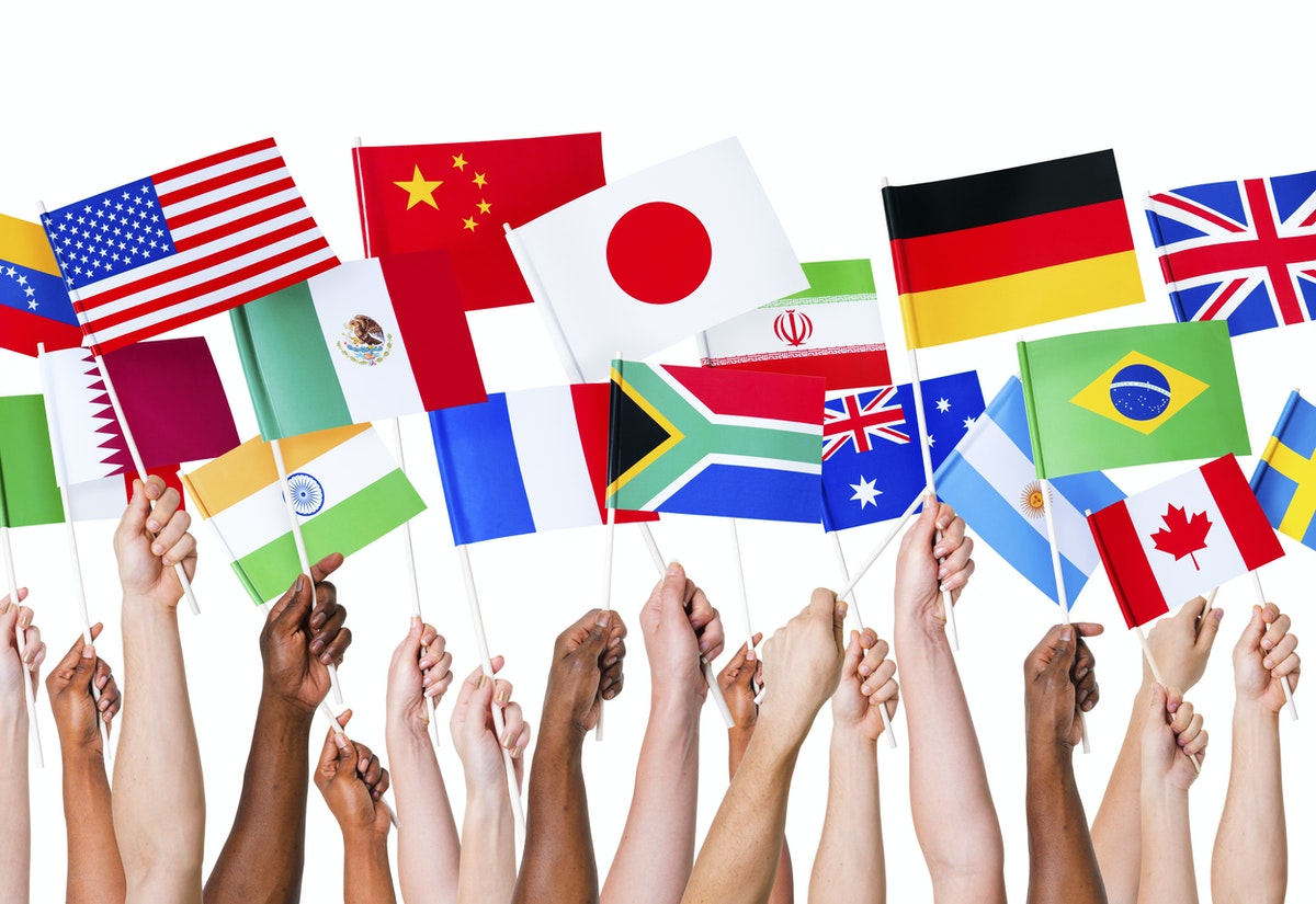 image-from-rawpixel-id-646376-jpeg.jpg ulike flagg som blir holdt av mange personer