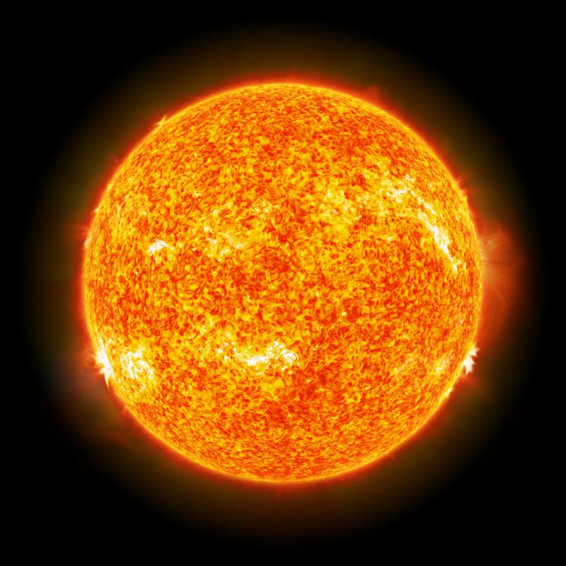 Sola er grunnen til at vi er i live, sier Juha Vierinen. Han studerer hvordan utbrudd fra sola påvirker oss. 