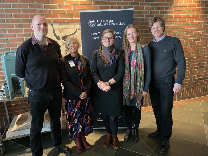 IMG_2697.jpeg Henrik Johnsson (t.v.), Bibi Jonsson, Ingri Løkholm Ramberg, Linda Nesby og Ståle Dingstad deltok alle på Hamsun-konferansen i 2019.