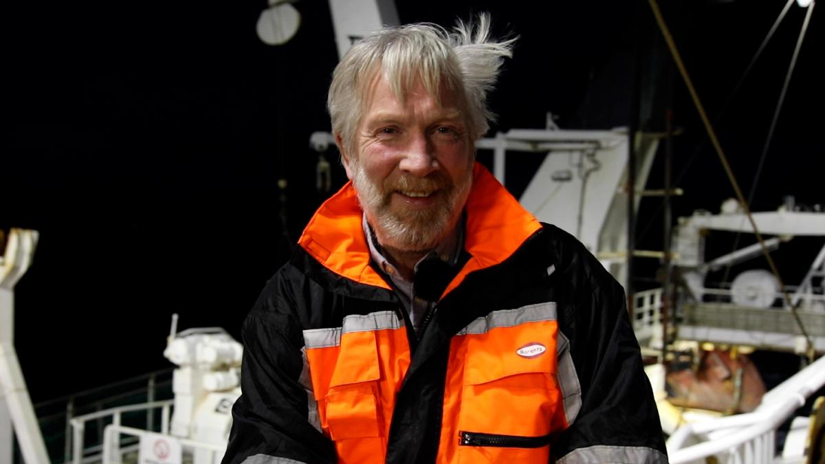 Førsteamanuensis Roger Larsen ombord på båt