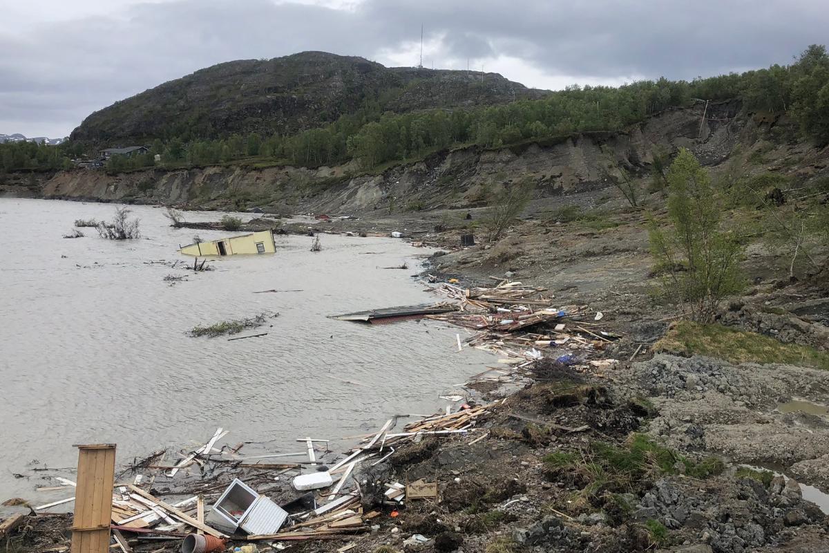 Hus som er &oslash;delagt av leirskred og rast ut i sj&oslash;en