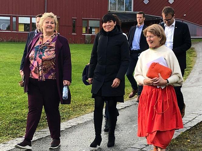 Erna Solberg (t.v.) og Ine Marie Eriksen besøkte UiT og rektor Anne Husebekk for å få innspill til nordområdemeldingen.