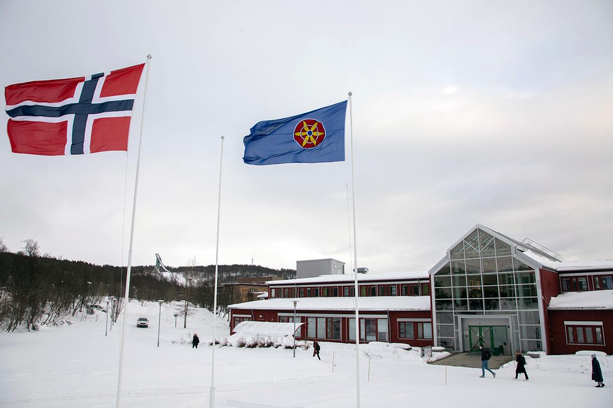Kvenfolkets flagg og det norske flagget heist p&aring; UiT campus Troms&oslash;