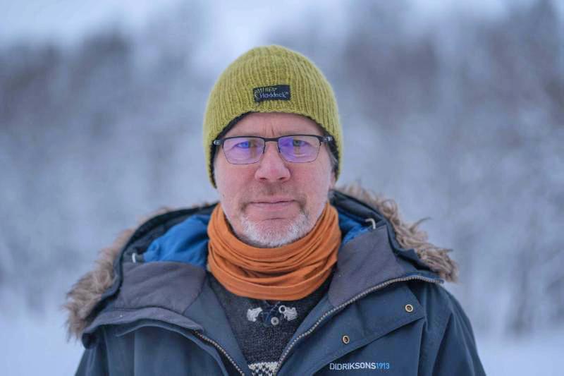 Portrett av Jørgen Sundby, utendørs, i vinterlandskap