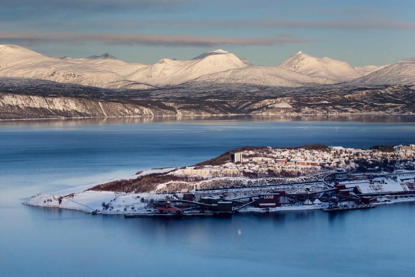 Kysten utenfor Narvik med hav og snødekkede fjell.
