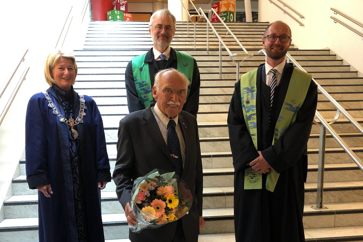 Rolf Sk&aring;r (foran) sammen med rektor Anne Husebekk, dekan Arne O. Smal&aring;s og dekan Bj&oslash;rn Solvang. 