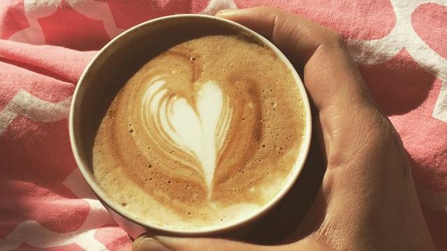 kaffe med hjerte i melkeskummet