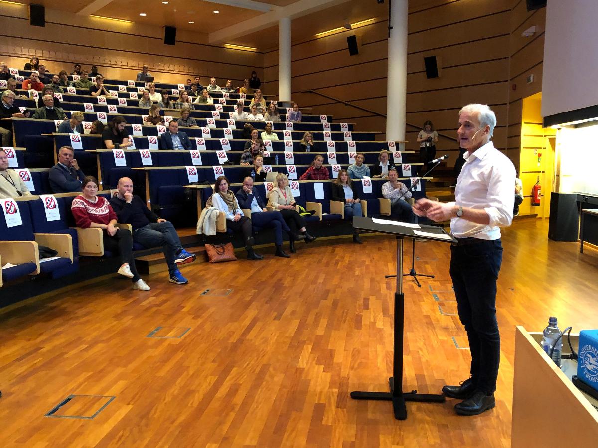 Jonas Gahr Støre snakket for et fullsatt auditorium. 