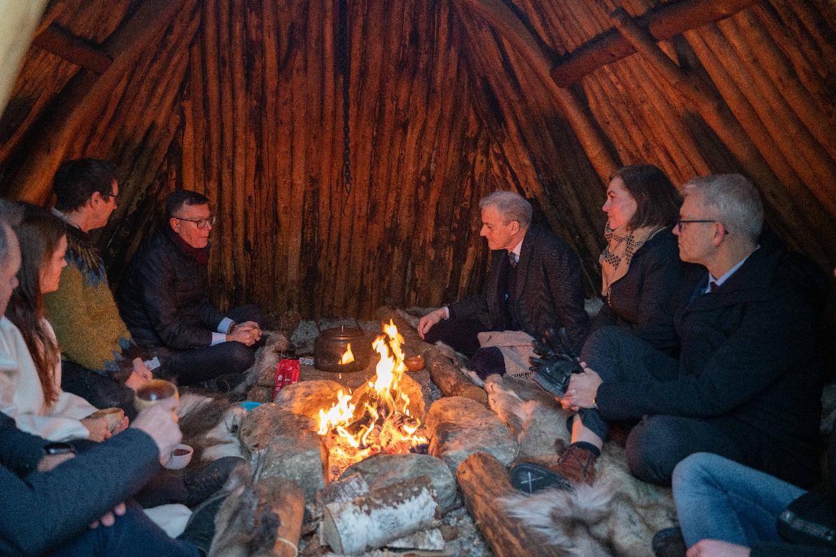 Statsminister Jonas Gahr Støre besøkte gammen på UiT i Tromsø før han holdt sin nordområdetale. Her sammen med Tromsø-ordfører Gunnar Wilhelmsen (t.v.), stortingsrepresentant Cecilie Myrseth, senterleder Torjer Olsen, rektor Dag Rune Olsen, prorektor Camilla Brekke og direktør for Havforskningsinstituttet, Nils Gunnar Kvamstø.   