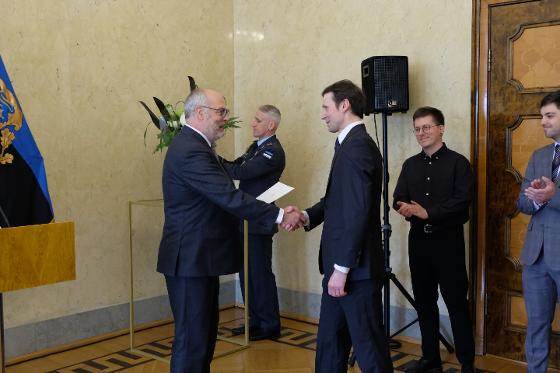 Alexander Lott får pris fra den estiske presidenten.JPG