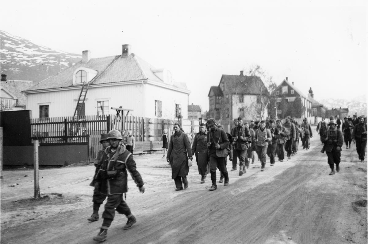 Soldater som g&aring;r gjennom gate i Narvik