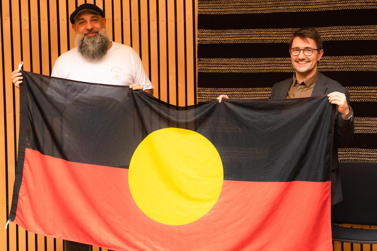 aboriginer flagg overrekkes Torjer Olsen leder for samisk senter.