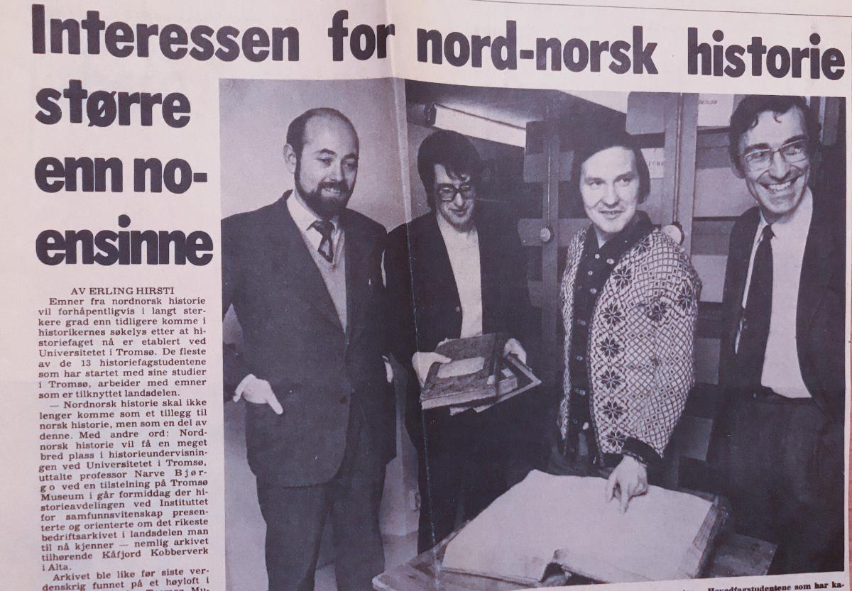 Avisutklipp av ei sak om historiefaget, sort kvitt bilete av fire glade menn.