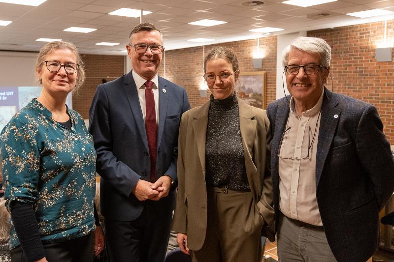 historie50år-221201-1.jpg To menn og to kvinner poserar.