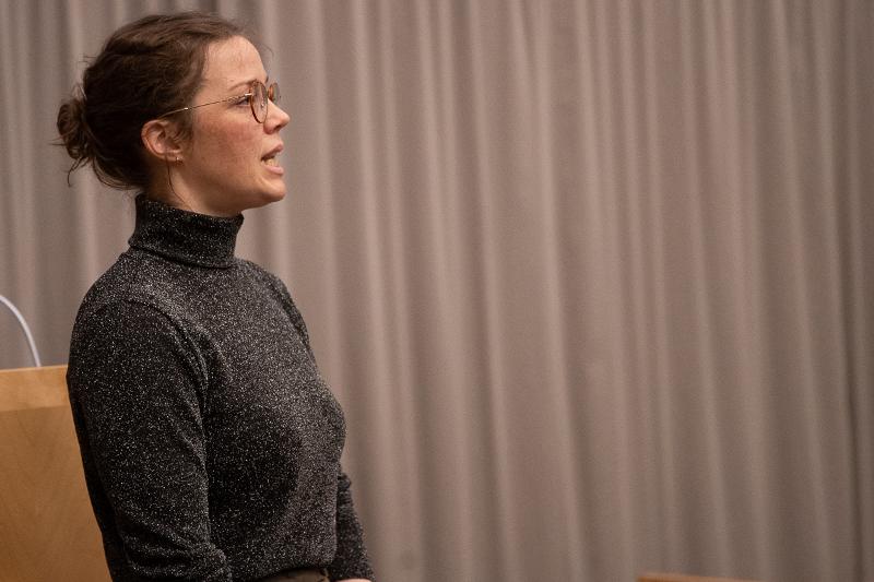 historie50år-221201-2.jpg Ein dame syng