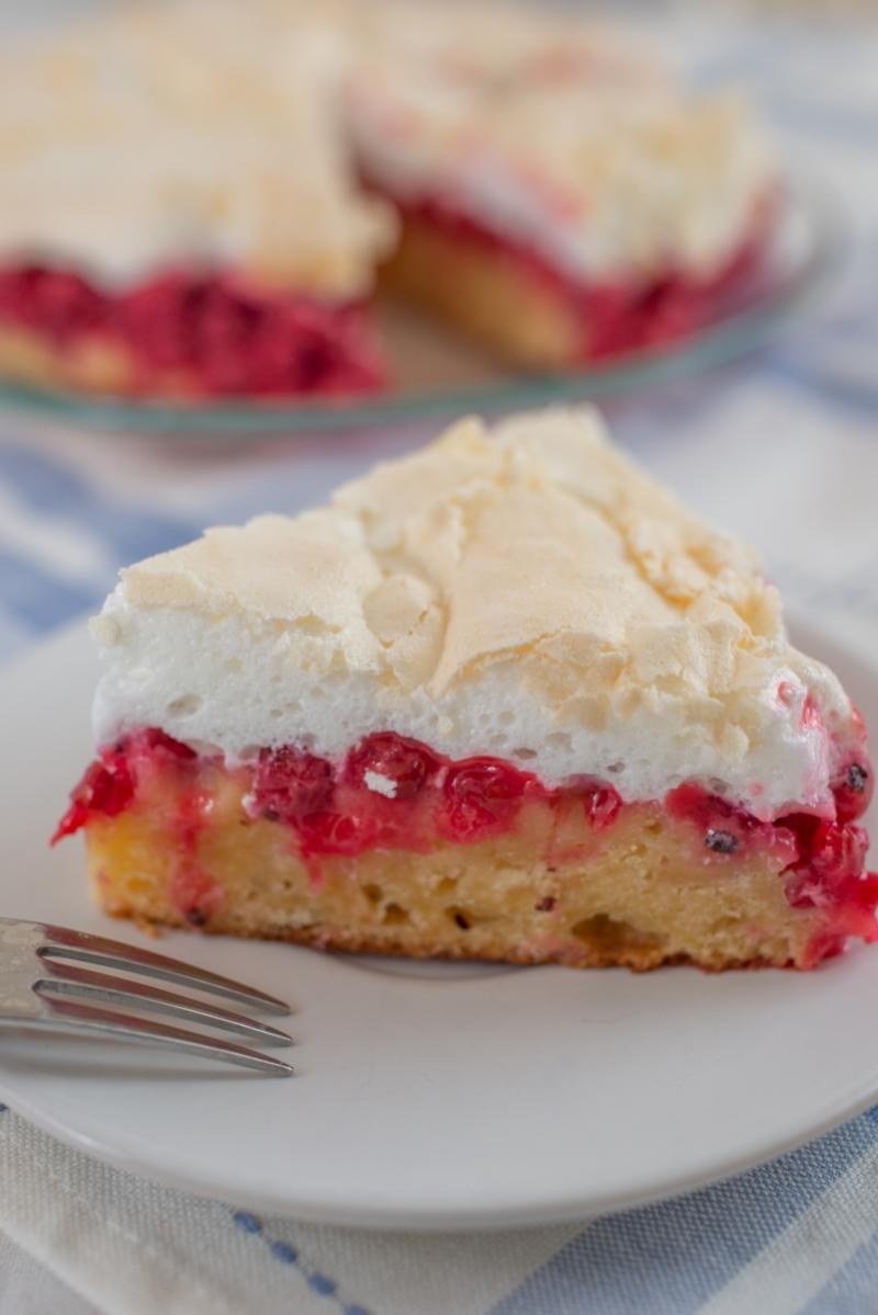 53094811-meringue-pie-piece-with-berry.jpg En stykke kake med krem, margens og røde bær