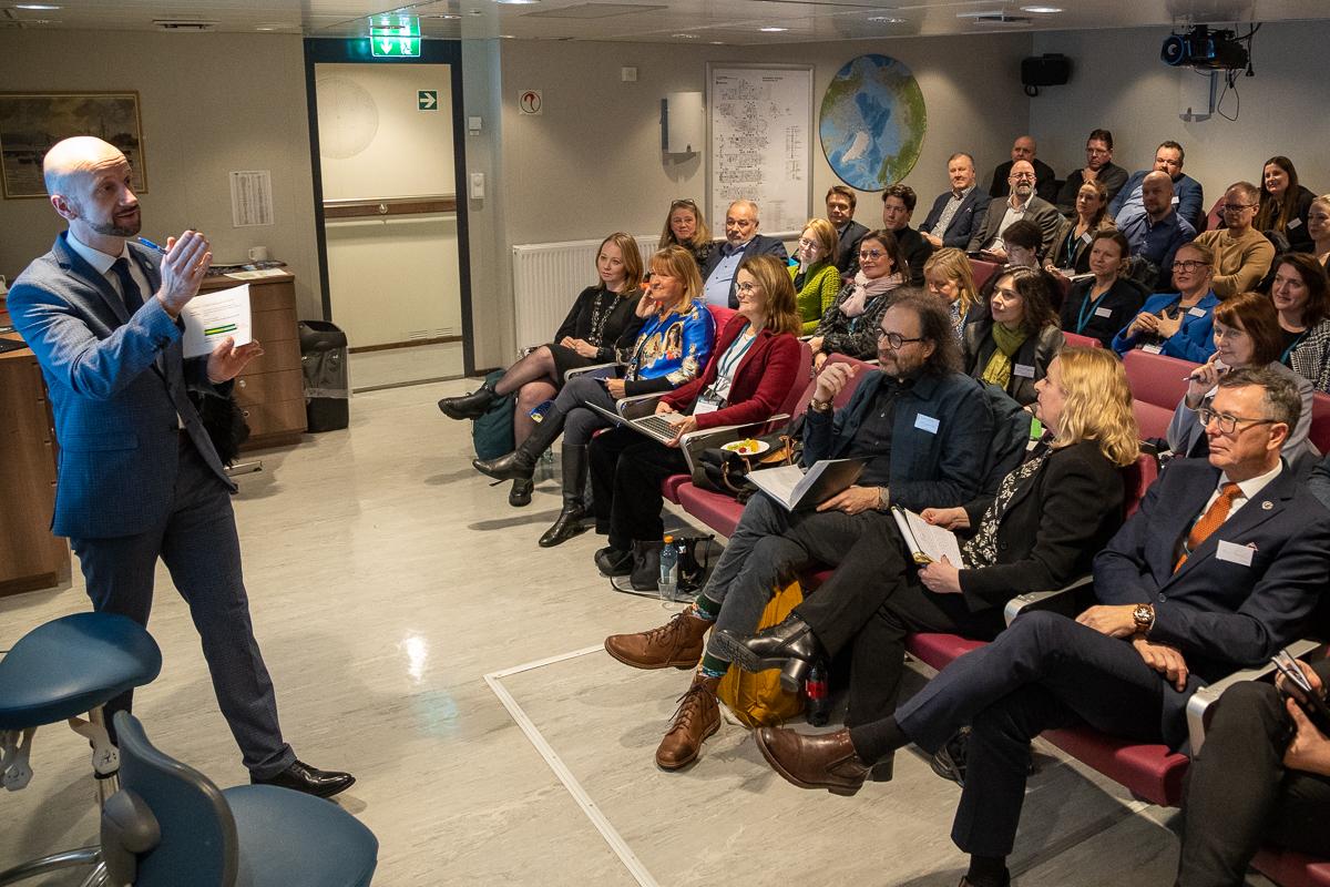 Strategisk rådgiver ved UiT, Geir Heggås Bakkevoll, modererte diskusjonen.