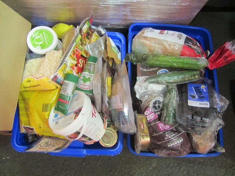 Meieriprodukter kastes ofte fordi de går ut på dato. Brød kastes fordi det bli tørt, og frukt og grønt fordi de oppbevares feil.