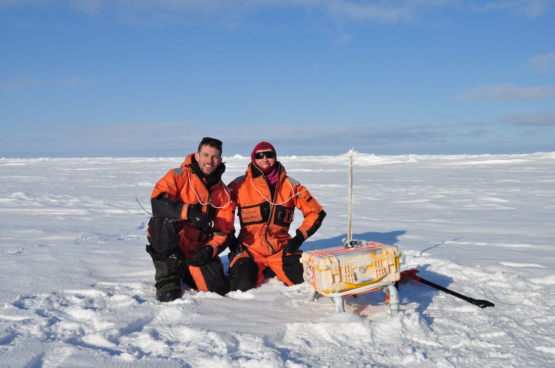 Jack Landy and Polona Itkin from UiT deploying a sea ice mass balance buoy in the Arctic to record ice thickness. 