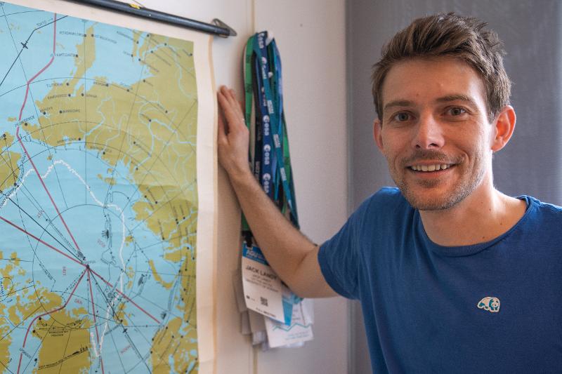 Ein mann i profil foran ein dataskjerm.