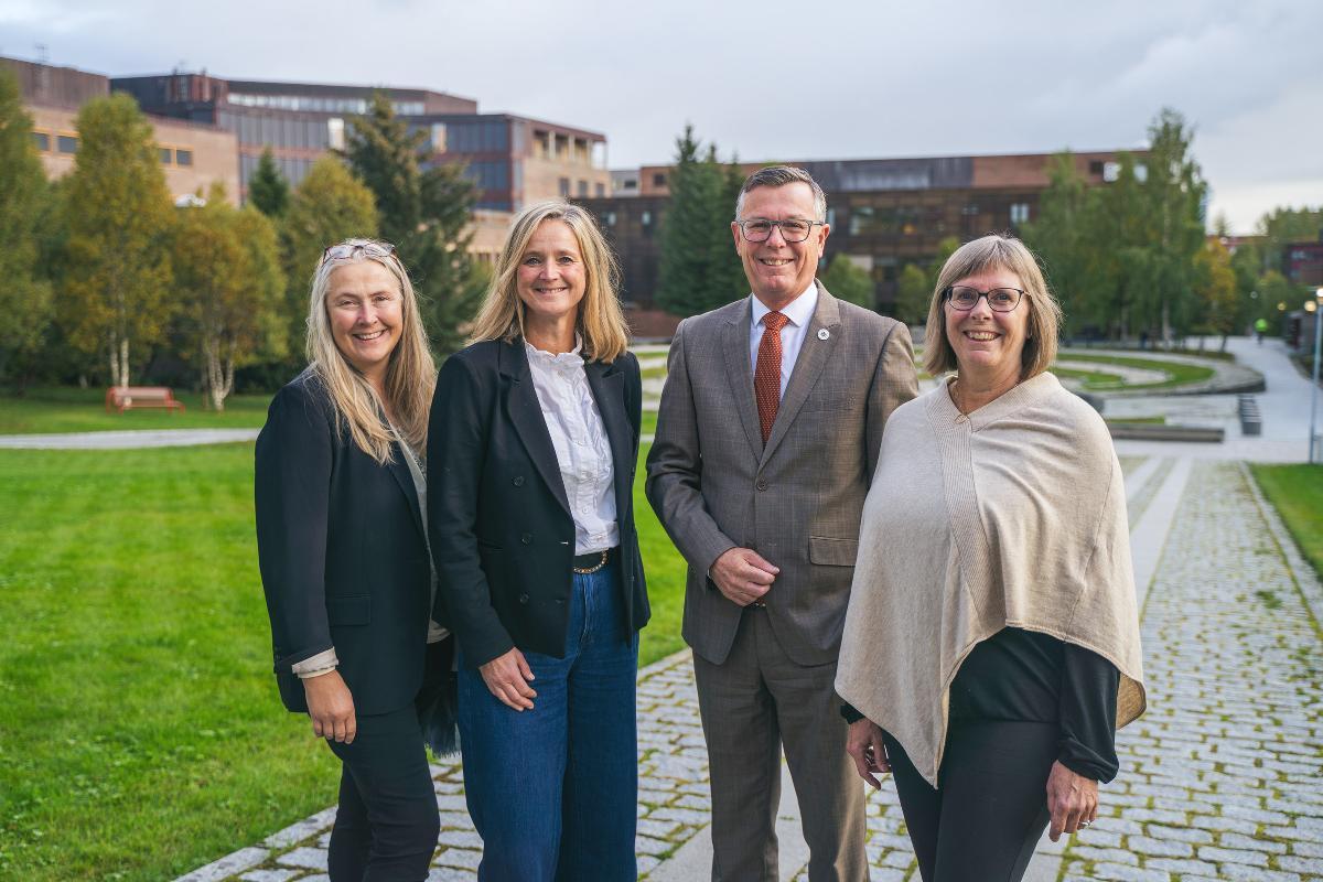 Flere personer oppstilt og smiler til kamera