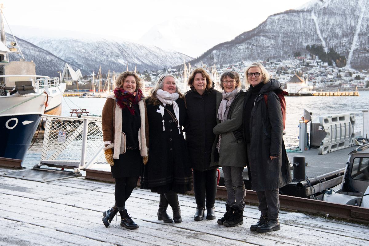 HEDER: Forskerne Tone Reiertsen (NINA), Brynhild Granås, Ingeborg Solvang, Bente Sundsvold, Anniken Førde fra UiT deltok på Norsk Bolig- og byplanforenings prisutdeling i Tromsø 9. november. Da ble de også bedret. Foto: Ingunn Alette Mæhlum. 