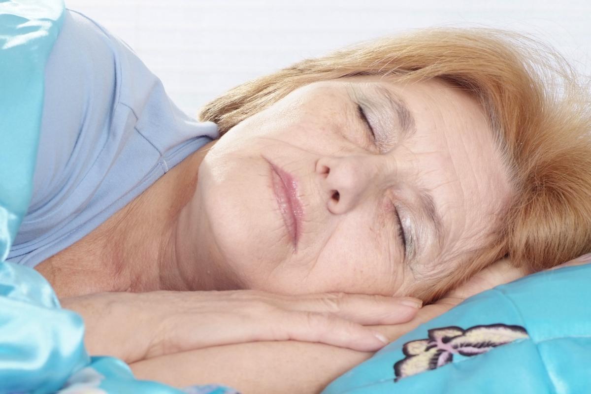 En sovende eldre kvinne