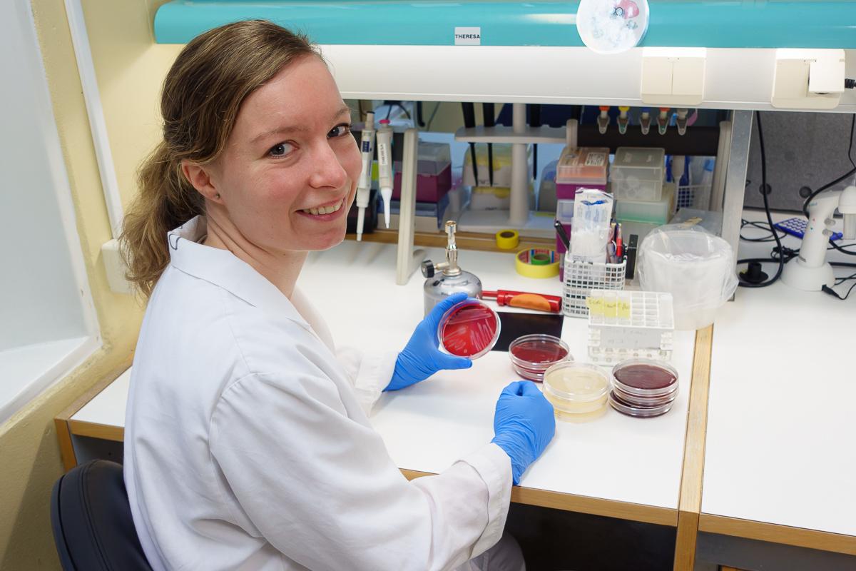 Kvinne jobber i laboratorium