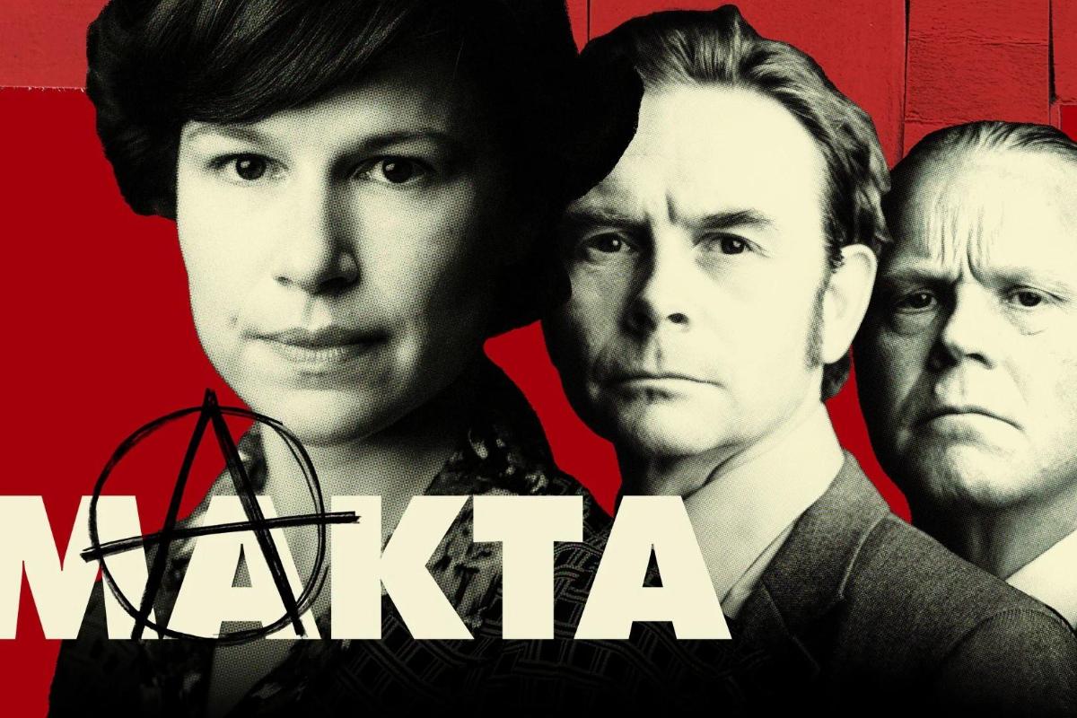 En dame st&aring;r med to menn bak seg