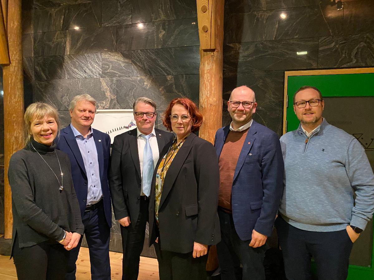 Stortingspolitikerne fikk orientering om Troms&oslash;unders&oslash;kelsens kritiske &oslash;konomiske situasjon da de bes&oslash;kte UiT. Fra v. professor Sameline Grimsgaard, Ivar Prestbakmo (SP), Per Willy Amundsen (FrP), prosjektleder i Troms&oslash;unders&oslash;kelsen Elin Skog, Nils-Ole Foshaug (AP), Erlend Svardal B&oslash;e (H)..