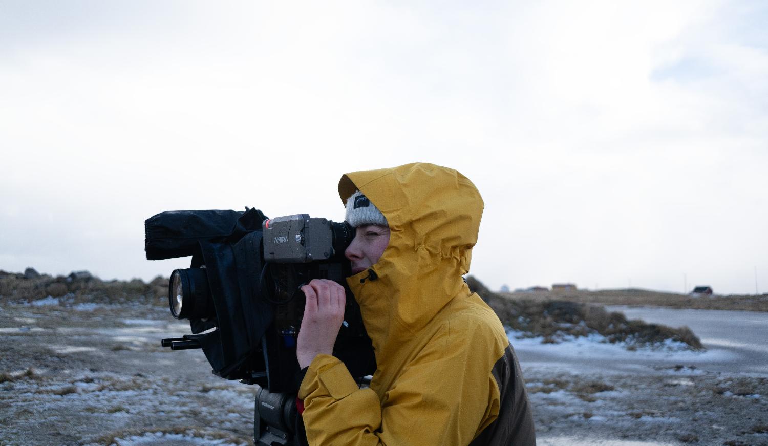 Student som filmer med et profesjonelt videokamera.