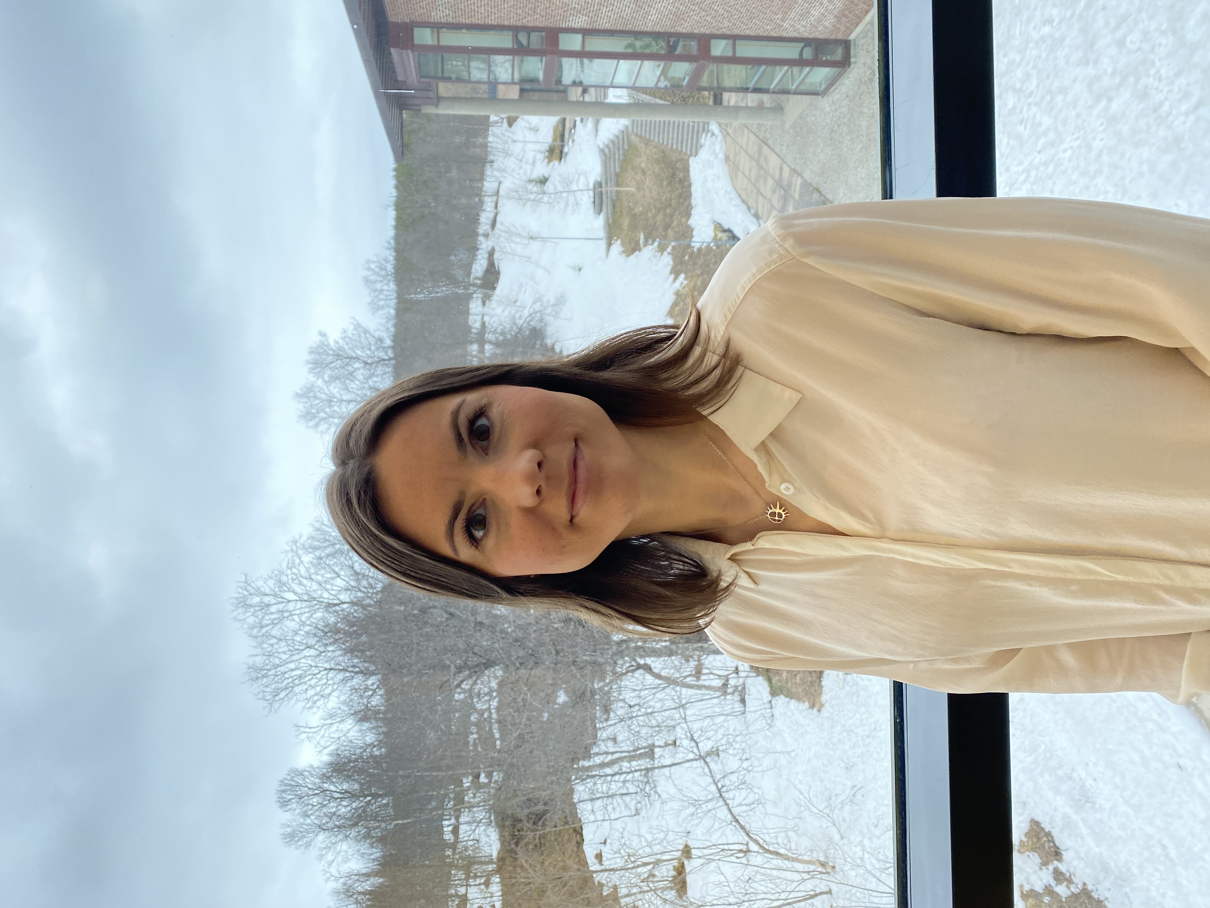 Fotografi av Aila i portrett, hun smiler. 