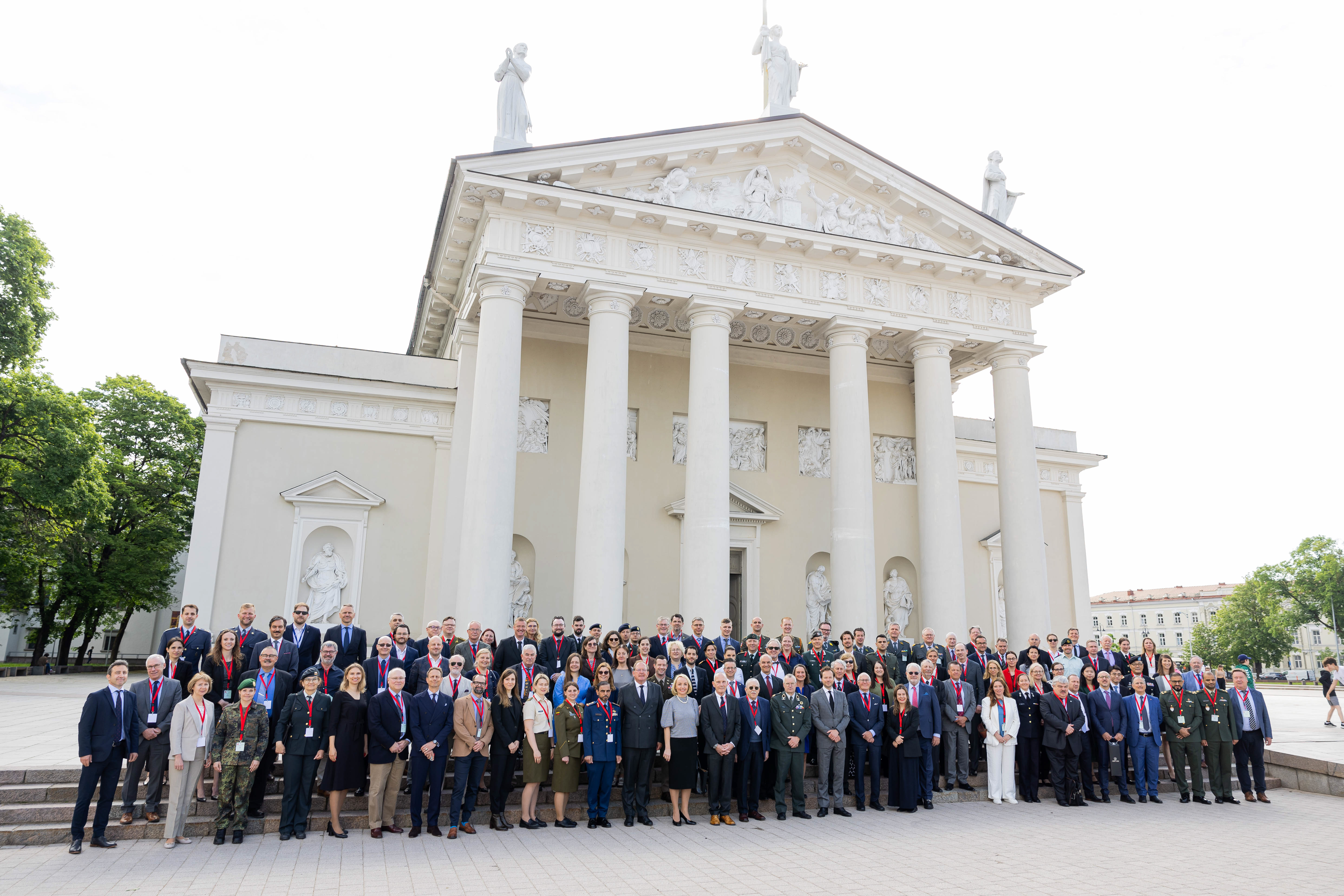 Participants of the 23rd Congress of the International Society for Military Law and the Law of War posing in front of the building