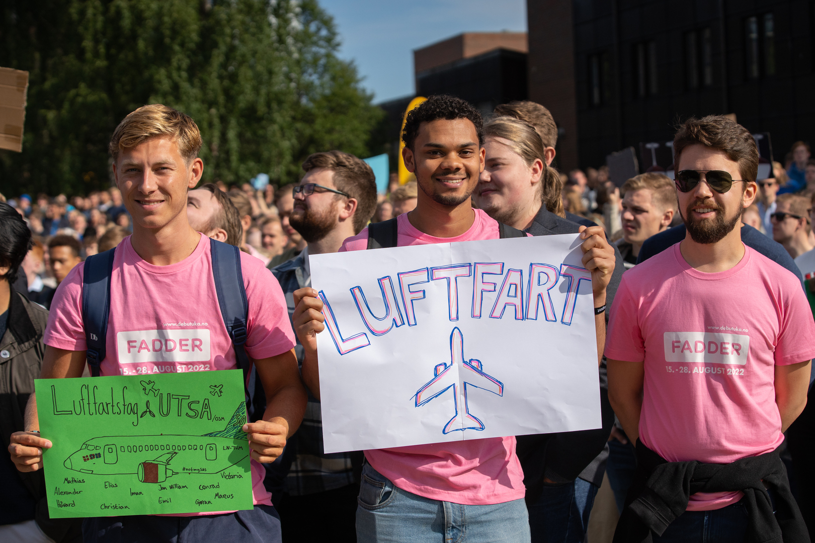 Luftfartsfag faddere med rosa t-skjorter og plakater