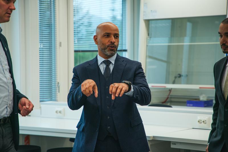 Khalifa_University_UAE_Delegation_to_UiT_and_the_Norwegian_Polar_Institute_UIT_25679.jpg A man standing holding up his hands.