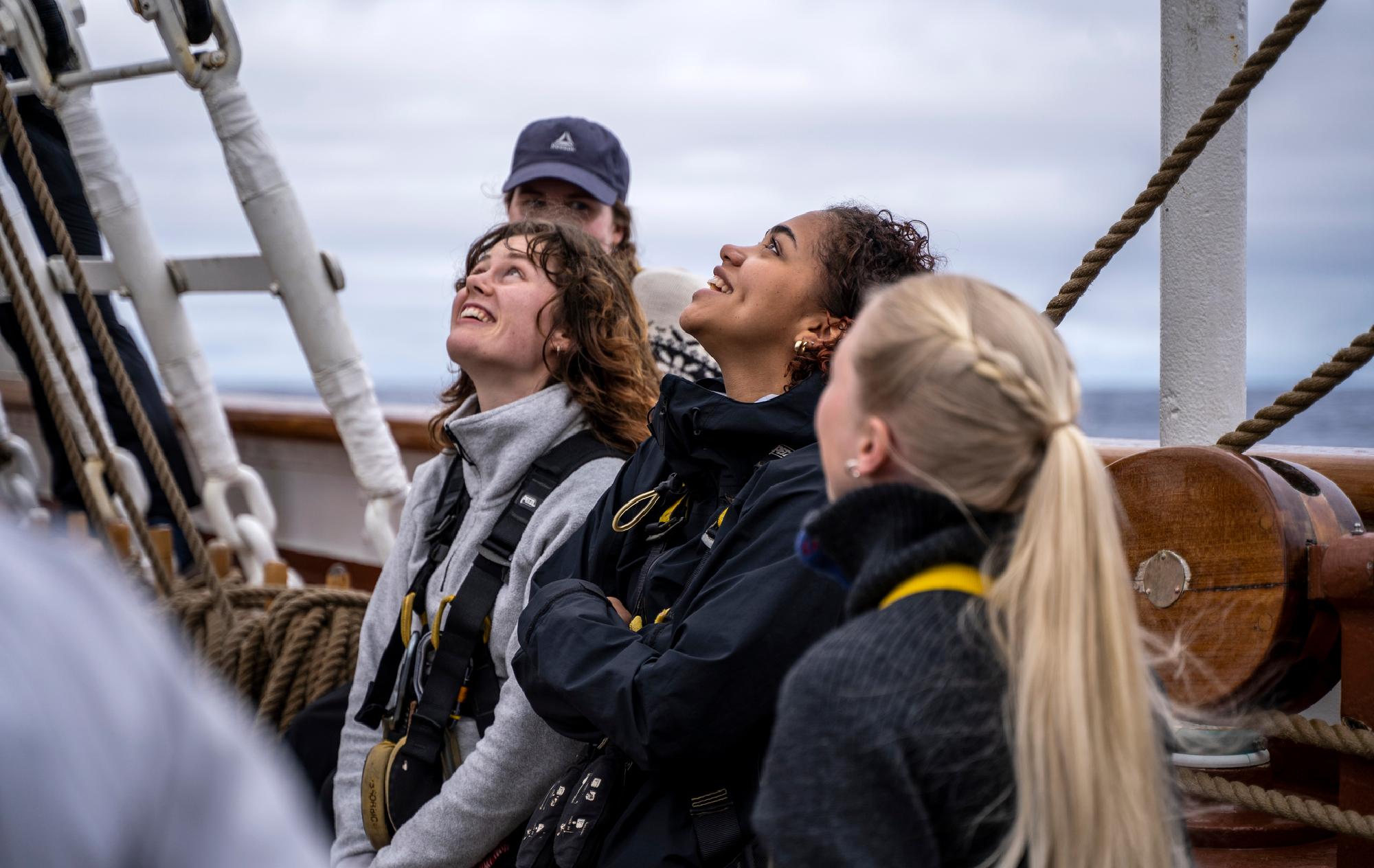 Studenter på en seilbåt
